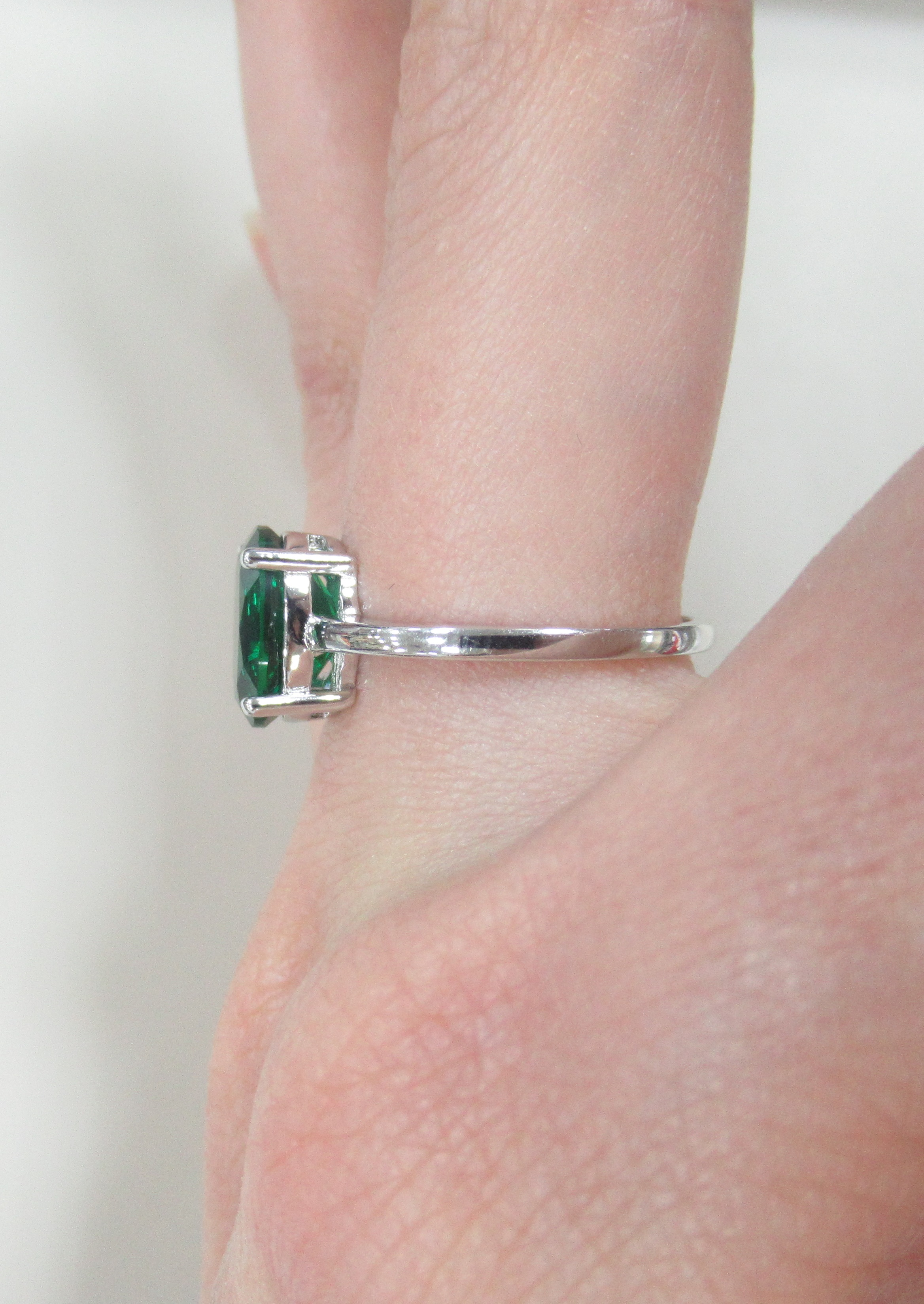 Серебряное кольцо с выращенным изумрудом